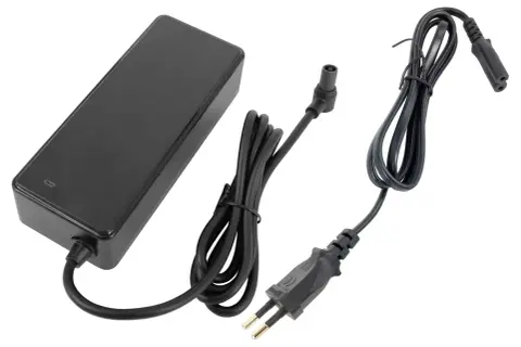 Chargeur trottinette Xiaomi noir, avec son bloc d'alimentation et ses câbles.