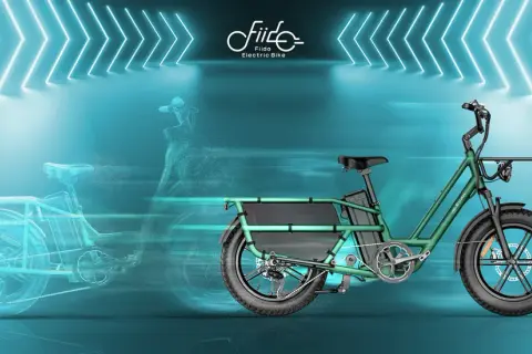Le vélo électrique Fiido T1, vert, se déplace à travers un tunnel de néons bleus, laissant une traînée fantomatique.