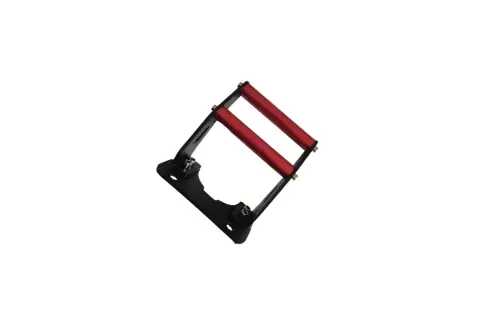 Repose pied pour trottinette électrique, en métal noir et rouge, pour plus de confort et de sécurité lors de vos trajets.