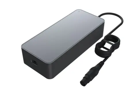 Chargeur rapide Xiaomi noir, compact et élégant, avec son câble noir enroulé.