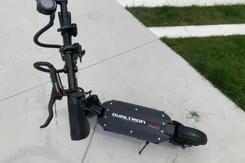Trottinette électrique Dualtron Victor, un accessoire de mobilité urbaine prêt à l'aventure.