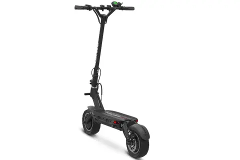 Trottinette électrique noire Dualtron Victor, prête pour l'aventure. Sa batterie externe Dualtron Victor assure une autonomie prolongée.
