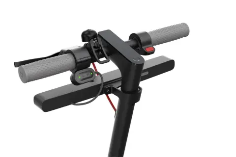 Un clignotant pour trottinette, avec des indicateurs lumineux L et R, fixé sur le guidon.