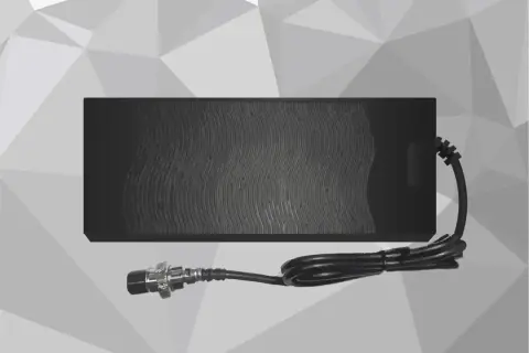 Chargeur rapide Dualtron Victor noir avec câble et connecteur.