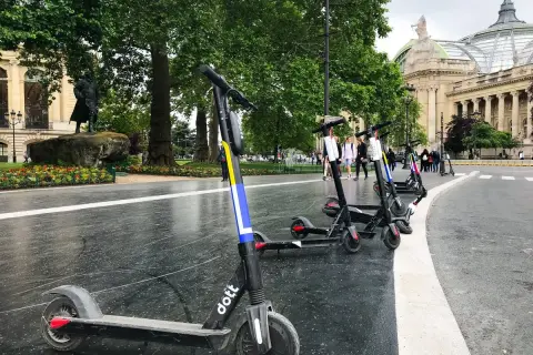 Trottinettes électriques alignées, prêtes à l'emploi. La réglementation sur les trottinettes électriques plus de 25 km/h est un sujet important pour la sécurité.