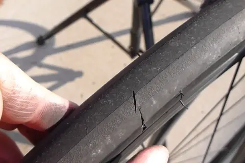 Une crevaison sur la chambre à air fat bike, une fissure béante sur le pneu noir.