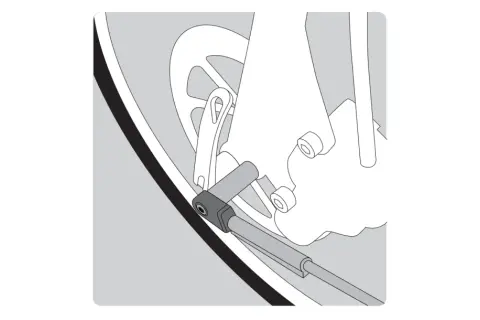 Détail d'un vélo : le support garde boue est fixé à la fourche, près de la roue.