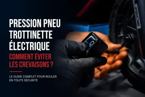Main tenant un manomètre, vérifiant la pression du pneu d'une trottinette électrique. Guide pour éviter les crevaisons.