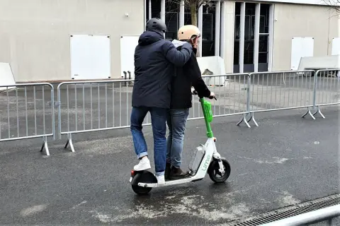 Deux personnes sur une trottinette électrique, un risque d'amende trottinette électrique à 2.