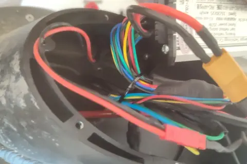 Câblage interne d'un trottinette, peut-être pour un wayscral kickway e1 débridage. Fils colorés et connecteurs.