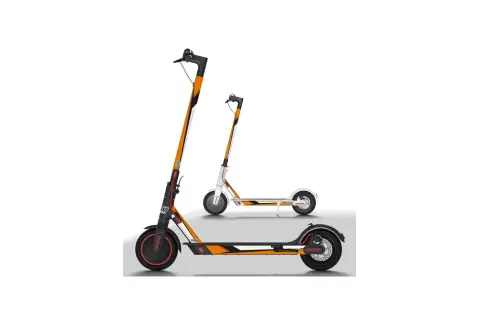 Deux trottinettes Xiaomi, une orange et blanche, l'autre blanche avec des touches orange. Un autocollant trottinette Xiaomi personnalise le design.