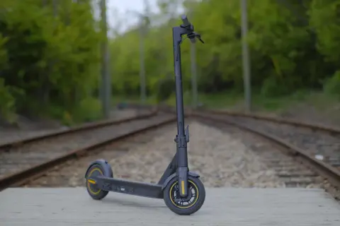Trottinette Ninebot G30 Max sur des rails. Le bon **pression pneu Ninebot G30 Max** assure une conduite optimale.