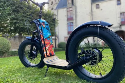 Trottinette électrique au design audacieux, avec une roue arrière imposante. Le prix de la roue de trottinette électrique est un facteur clé pour cet achat.