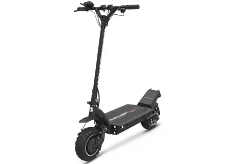 Trottinette électrique noire Dualtron, prête pour l'aventure avec son double moteur puissant.