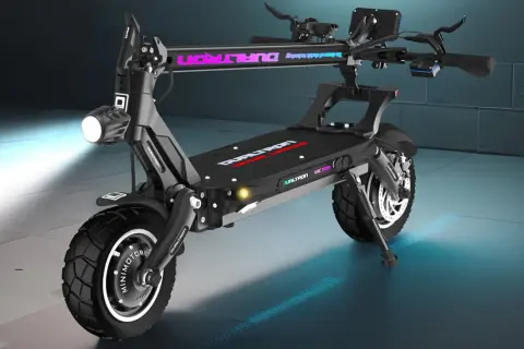 Trottinette électrique noire DUALTRON VICTOR LIMITED, un modèle victor luxury plus, avec éclairage LED et pneus tout-terrain.