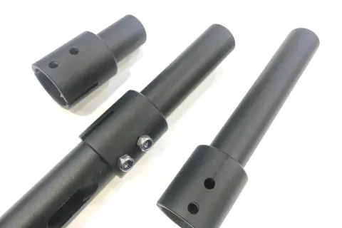 Pièces métalliques noires, dont un adaptateur potence Dualtron, sur fond blanc.