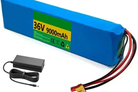 Batterie externe trottinette électrique 36v 9000mAh bleue, avec chargeur et connecteur.
