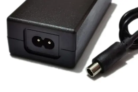 Chargeur Xiaomi Essential noir, avec prise secteur et connecteur de sortie.