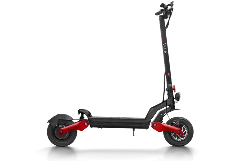 Trottinette électrique noire et rouge, avec un guidon haut et des roues de taille standard.