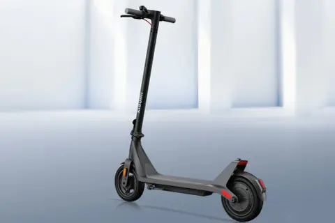Trottinette électrique Xiaomi Pro, grise, avec guidon noir et logo blanc. Idéale pour vos déplacements urbains.