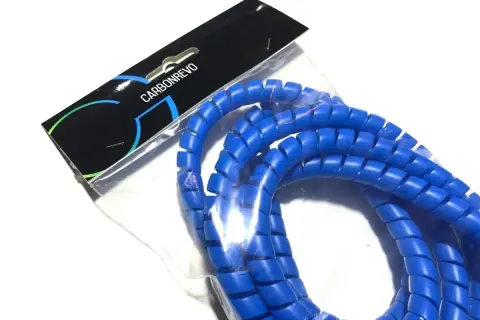 Protèges câbles bleus en spirale, emballés pour une organisation optimale.