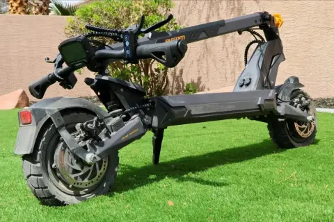 La **première trottinette électrique** de ce modèle, avec son design robuste et ses pneus tout-terrain, est prête pour l'aventure sur l'herbe synthétique.
