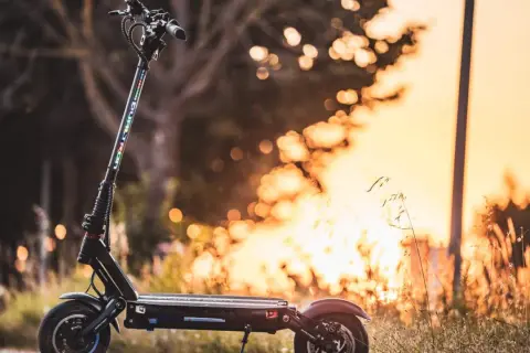 Trottinette électrique Dualtron, prête pour une balade victorienne au coucher du soleil.