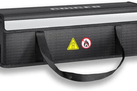 Sac de rangement noir pour batterie, avec symboles de danger et poignées.