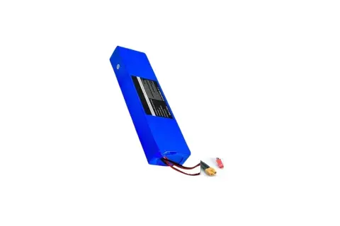 Batterie bleue pour trottinette Aovo Pro, avec câbles et connecteurs visibles.