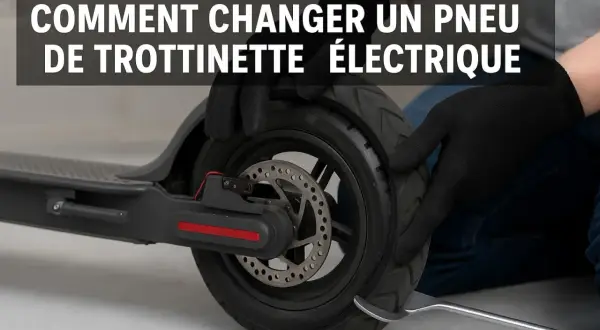 Maintenant, démonte le pneu de ta trottinette électrique. Des mains gantées utilisent un levier pour retirer le pneu usé.