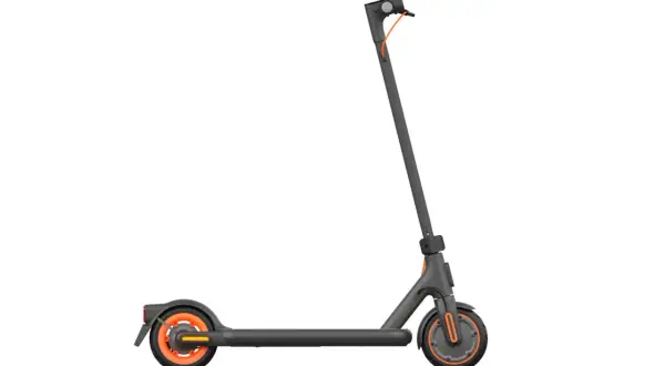 Trottinette électrique Xiaomi grise et orange, prête à l'emploi.