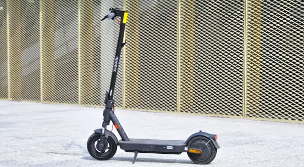 Trottinette électrique Xiaomi M365, idéale pour la ville. Mon avis : un excellent choix pour les déplacements quotidiens.