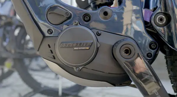 Gros plan sur le moteur SyncDrive Pro d'un VTT électrique, révélant la puissance du voltage trottinette électrique.