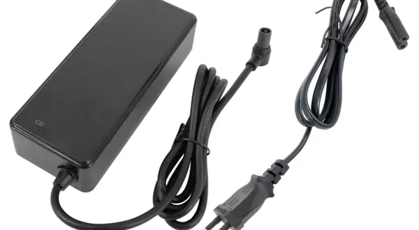 Chargeur trottinette Xiaomi noir, avec son bloc d'alimentation et ses câbles.
