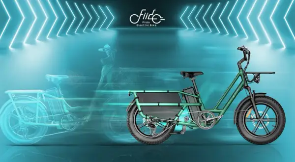Le vélo électrique Fiido T1, vert, se déplace à travers un tunnel de néons bleus, laissant une traînée fantomatique.