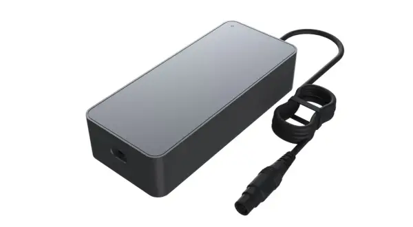 Chargeur rapide Xiaomi noir, compact et élégant, avec son câble noir enroulé.