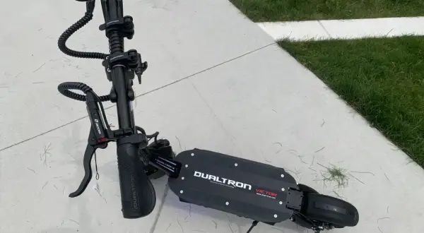 Trottinette électrique Dualtron Victor, un accessoire de mobilité urbaine prêt à l'aventure.