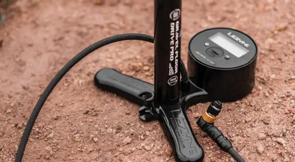 Pompe à vélo Lezyne avec manomètre numérique, prête pour gonfler vos pneus.