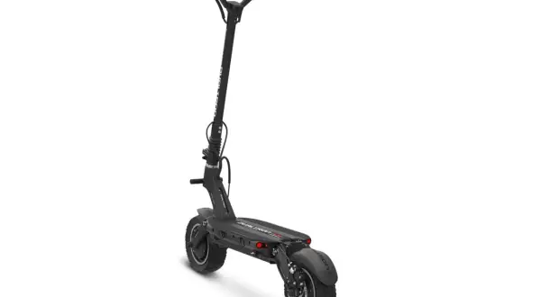 Trottinette électrique noire Dualtron Victor, prête pour l'aventure. Sa batterie externe Dualtron Victor assure une autonomie prolongée.