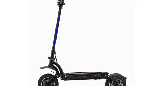 Trottinette électrique noire Dualtron Spider, avec des accents bleus sur la colonne de direction. Prête à conquérir la ville.