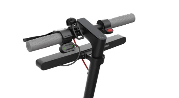 Un clignotant pour trottinette, avec des indicateurs lumineux L et R, fixé sur le guidon.