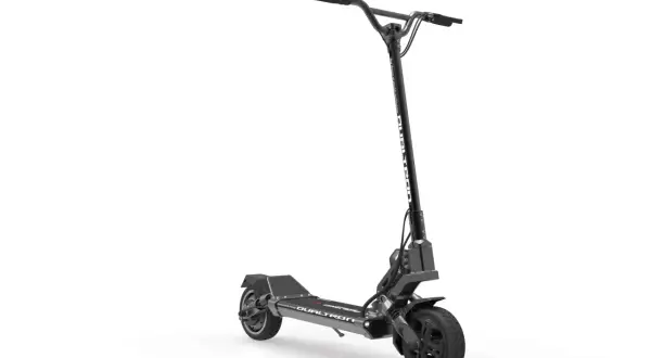 Trottinette électrique Dualtron noire, modèle d'occasion, prête pour de nouvelles aventures urbaines.