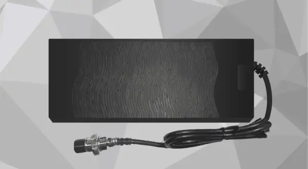 Chargeur rapide Dualtron Victor noir avec câble et connecteur.