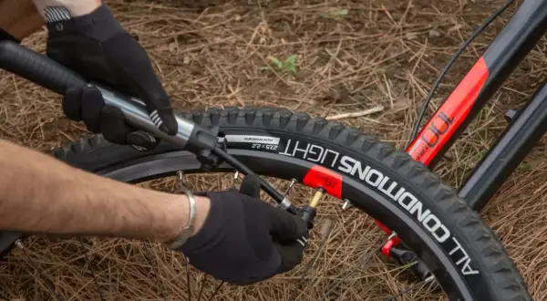 Maintenant, ajustez le **tableau pression pneu vtt 27,5** pour une sortie parfaite. Le pneu indique 19 bars.
