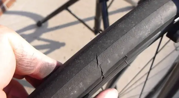 Une crevaison sur la chambre à air fat bike, une fissure béante sur le pneu noir.
