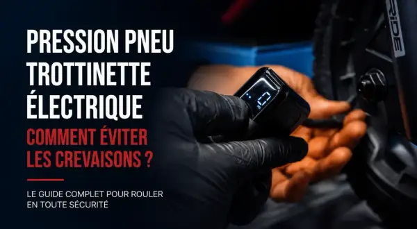 Main tenant un manomètre, vérifiant la pression du pneu d'une trottinette électrique. Guide pour éviter les crevaisons.