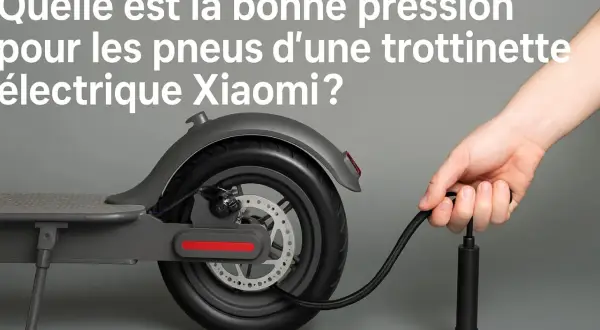 Maintenir la pression pneu trottinette Xiaomi idéale pour une conduite sûre et confortable. Une main actionne une pompe pour gonfler le pneu.