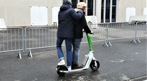 Deux personnes sur une trottinette électrique, un risque d'amende trottinette électrique à 2.