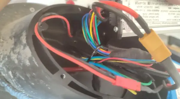 Câblage interne d'un trottinette, peut-être pour un wayscral kickway e1 débridage. Fils colorés et connecteurs.