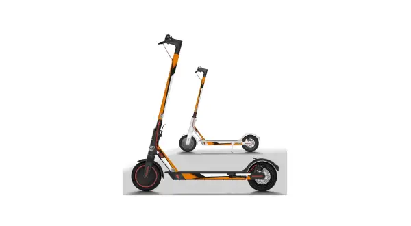 Deux trottinettes Xiaomi, une orange et blanche, l'autre blanche avec des touches orange. Un autocollant trottinette Xiaomi personnalise le design.
